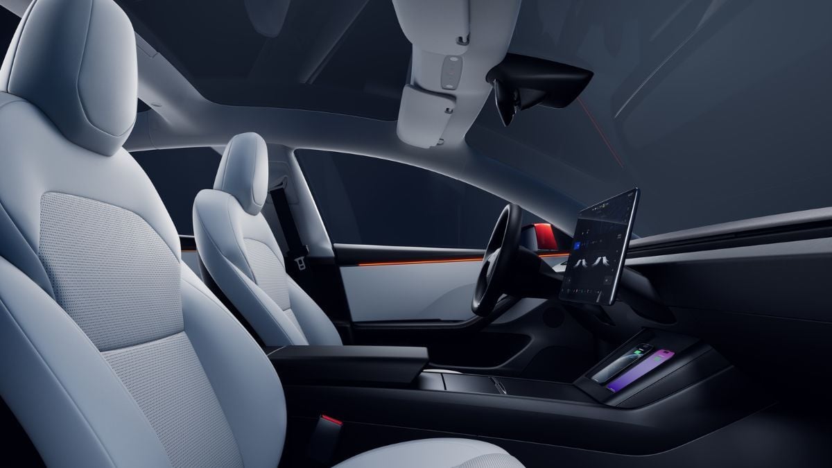 Tesla 3 -Face Model con diseño moderno, que incluye asientos de cuero blanco, una gran pantalla táctil en el tablero y techo de vidrio panorámico. Lujoso y futurista.